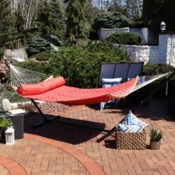 Sunnydaze Decor Sunnydaze Polyester Quilted Weave 2-Person Hammock With Curved Bamboo Spreader Bars - 450 Lb Weight Capacity - Salmon